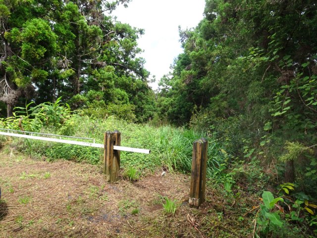 Le sentier se termine à la RF près d'un kiosque