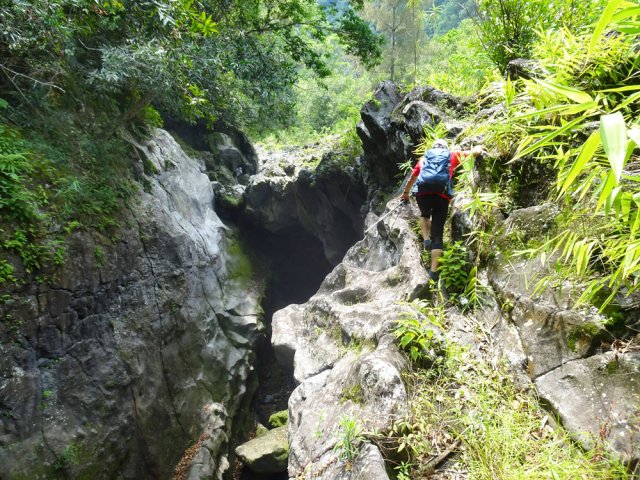 Début de la remontée vers la Passerelle en longeant bassin et grotte