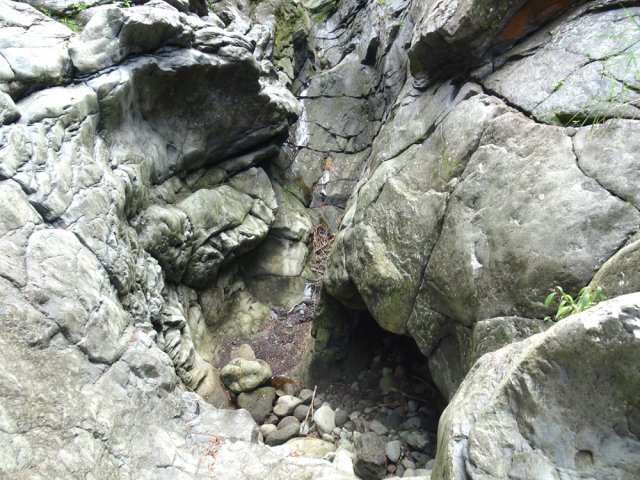 Cette grotte marque le début d'un dernier contournement en rive droite