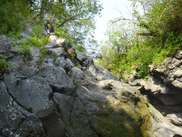 Un peu de grimpette pour atteindre un point de vue sur le grand bassin des Hirondelles