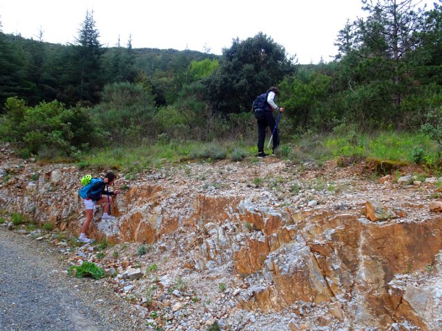 Franchir le talus pour rejoindre le sentier que l'on aperçoit sur la droite