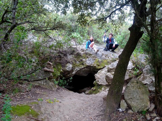 L'entrée du tunnel est en bordure de sentier