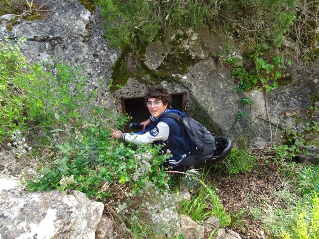 L'entrée, anciennement condamnée, d'un boyau d'accès à une grotte