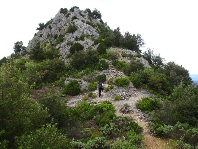 Repérer la trace menant aux grottes de l'Eperon