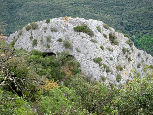 Depuis le sentier, on repère facilement les trois entrées de grottes