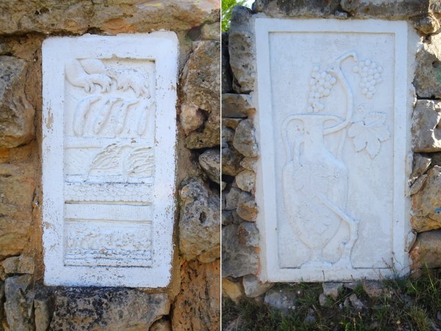 On passe près de plusieurs bas reliefs