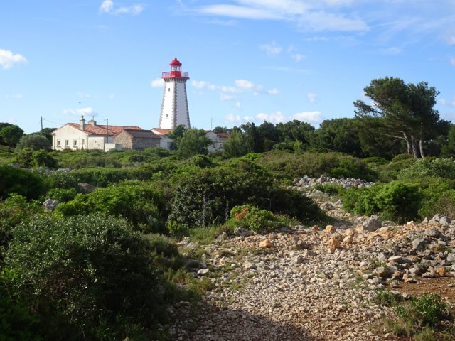 On se rapproche du phare et du parking