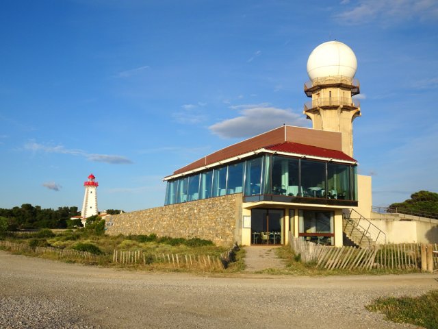 On passe au plus près de la grande antenne