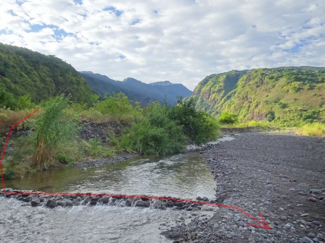 Le sentier prend fin près d'un petit barrage de galets