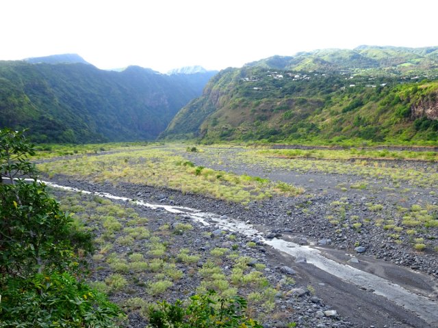 Point de vue sur la vallée depuis la zone rocheuse qui la domine