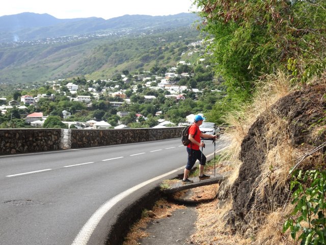 Début de sentier facile à trouver en face du belvédère