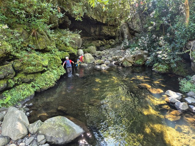 Avant de se lancer, visiter la gorge en traversant le bassin